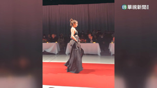 林襄出席東京時裝週　表情高冷濕髮走秀