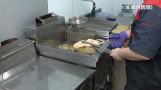 「籤詩雞排」超特別！　吃雞排還可以算命問事