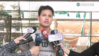 張育成返高中母校練球　學弟妹搶拍帥氣模樣