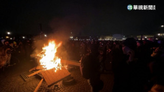 法反年金改革衝突擴大　火燒「馬克宏」肖像洩憤