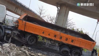 砂石車撞左轉轎車　騰空翻覆砂石傾倒一地