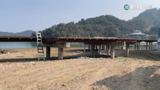 日月潭水位大減　水上自行車道變「高空車道」