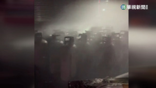 火場搜出大批燻黑瓦斯桶　消防急搬離灑水降溫