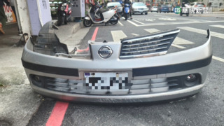 「下巴掉了」...　轎車與機車擦撞　保險桿遭勾落