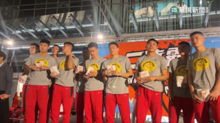 慶祝HBL光復高中二連霸　高虹安發千份雞排