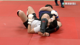 請來祖克柏教練！　新北警與格鬥冠軍切磋