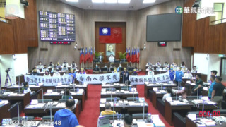 邱莉莉遭起訴後主持臨時會　藍拉布條要求請假