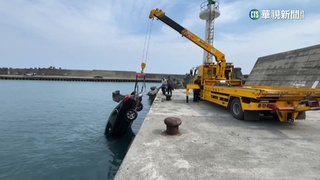 老翁下車忘拉手煞車　妻子連人帶車墜海幸獲救