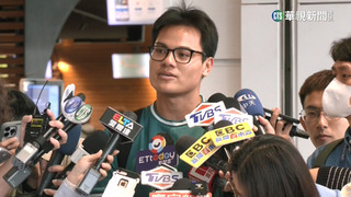 張育成赴美春訓！　球迷塞爆桃機「敬禮」相送