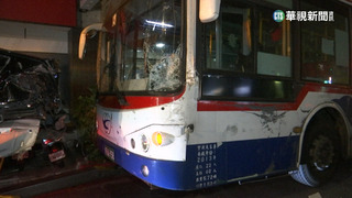 名車失控分隔島「起飛」！　衝對向猛撞公車翻覆
