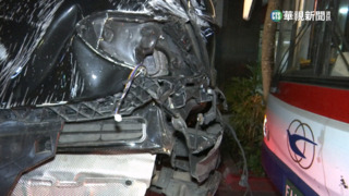 賓士男酒駕衝分隔島　撞斷椰子樹翻滾再撞公車