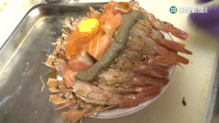 超浮誇！　十隻紅蝦配爆量鮭魚　牛塔丼飯滿出碗外