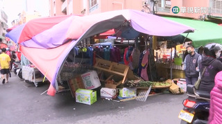 菜市場攤商糾紛爆衝突　開車怒撞隔壁攤還打人