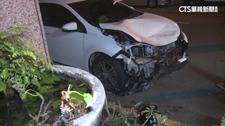 汽機車互撞波及違停名車　騎士卡車底