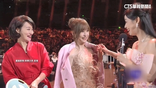 甜心教主王心凌嚇壞！　微博之夜遭強拉外套