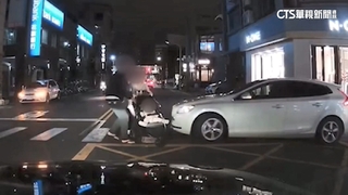 行人地獄？！夫妻推嬰兒車　險遭闖人行道車撞上