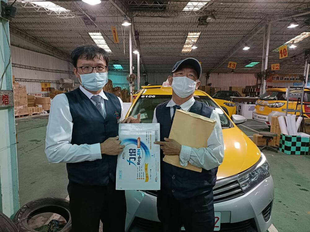 台灣計程車駕駛暖心協會發送健康補給品給弱勢司機，關懷司機健康。圖/廠商提供
