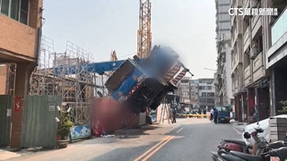 高雄又爆工安意外！吊車翻倒懸半空　工人驚跳車