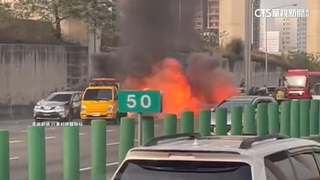 國1南下桃園段「11車連撞」　火燒車駕駛驚逃