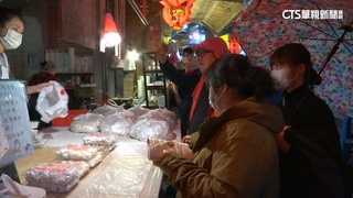 連假首日湧出遊人潮！　九份老街名店大排長龍