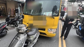 扯！　喝醉還載客　公車追撞機車　駕駛酒測值1.33