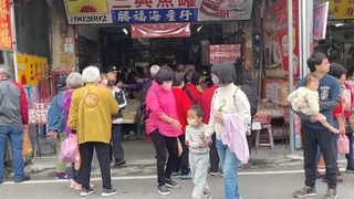 連假Day2！　人潮搶出遊　名店小吃爆滿排長龍