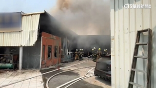 白天變黑夜！　汽修廠大火黑煙竄天　烤漆師傅燙傷