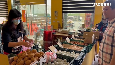 台東供貨充足　遊客、蛋商趁連假掀買蛋潮