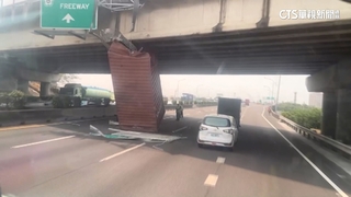 國1麻豆段聯結車撞橋墩　貨櫃直立卡中線