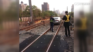 轎車衝桃園平交道　差80公尺險撞環島之星