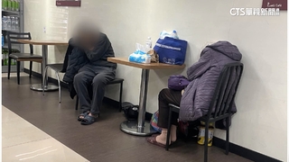 老夫婦隨身帶祖先牌位　「夜宿」超商一個月