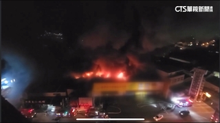屏東市汽車百貨起火延燒　搶救近5小時
