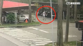 台中26歲受刑人逃脫畫面曝　翻牆徒步戴帽躲追緝