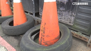 男暗夜人行道偷擺三角錐　無辜路人慘摔