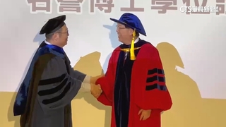 劉揚偉獲頒陽明交大名譽博士　郭台銘.魏哲家祝賀