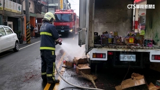 貨車放鞭炮爆炸起火　男臉+上半身遭灼傷搶救中