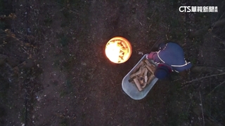 義大利氣溫驟降　果農燒柴為櫻桃樹「取暖」