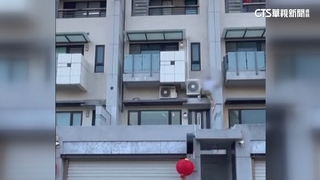 小孩放民宿又忘帶鑰匙　男徒手爬4樓抱出孩