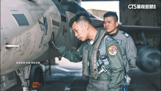 台灣黑熊「痛扁小熊維尼」　IDF飛官臂章吸睛