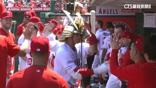 大谷開轟棒打「學長」　戴上慶祝武士頭盔笑開懷