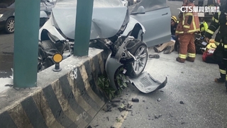 特斯拉自撞分隔島車頭全毀　駕駛送醫急救