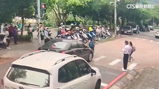 又見行人地獄！？駕駛學區闖紅燈　男童險遭擦撞