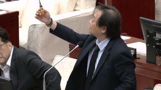 蔣萬安質詢首秀登場！藍、綠、白紛紛送禮 「蔣師」王世堅送「螺絲起子」