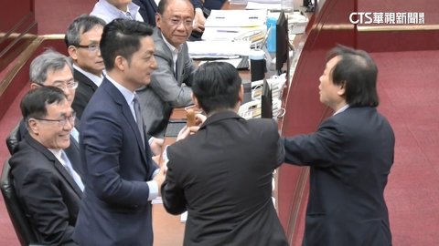 蔣萬安質詢首秀登場 王世堅送「螺絲起子」