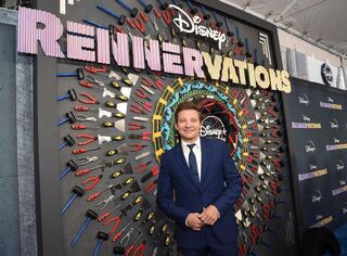 「鷹眼」遭鏟雪車輾過斷30根骨頭 重傷後首度露面：很緊張