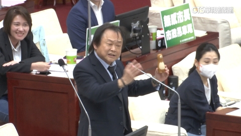 蔣萬安備詢初體驗 「蔣師」王世堅送螺絲起子