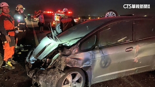 國道5號轎車追撞1車翻覆　4人1孕婦送醫