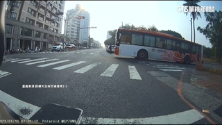 叭叭叭！　公車禮讓行人過馬路　司機竟「叭三聲」