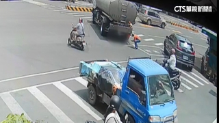 與右轉油罐車擦撞　6旬婦遭捲車底當場亡