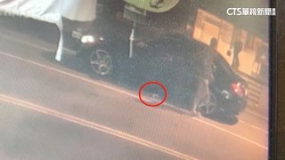 女下車掉6.9萬元　騎士折返撿錢恐涉侵占